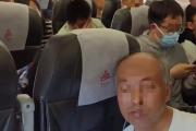 女子躺飞机座椅，乘客齐喊：下去！新版“大闹天宫”？